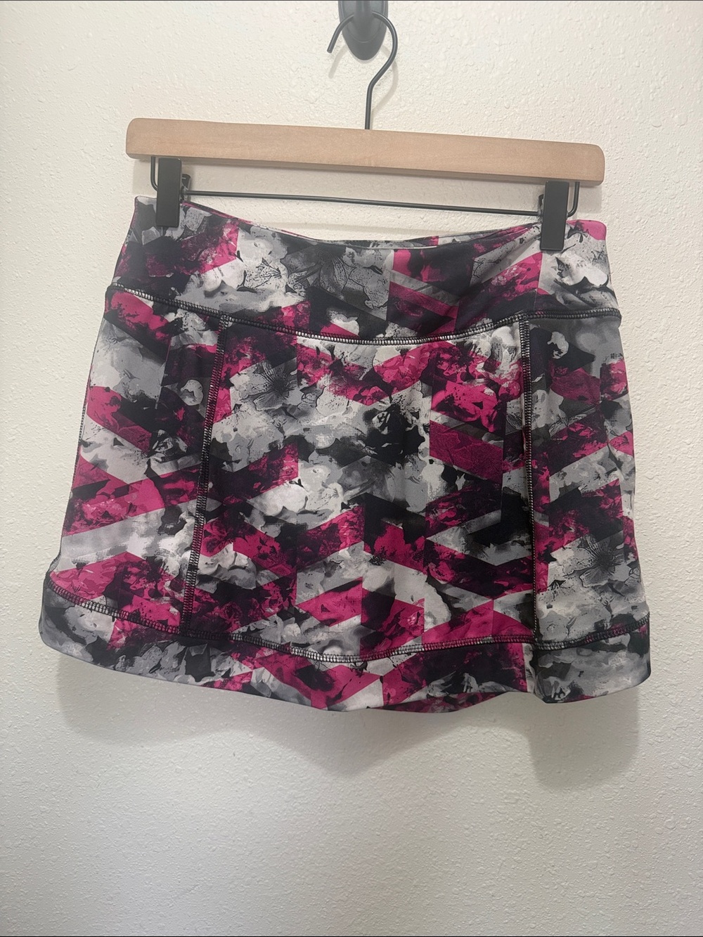 tek gear Pink and Gray Abstract Print Skort, Size M
